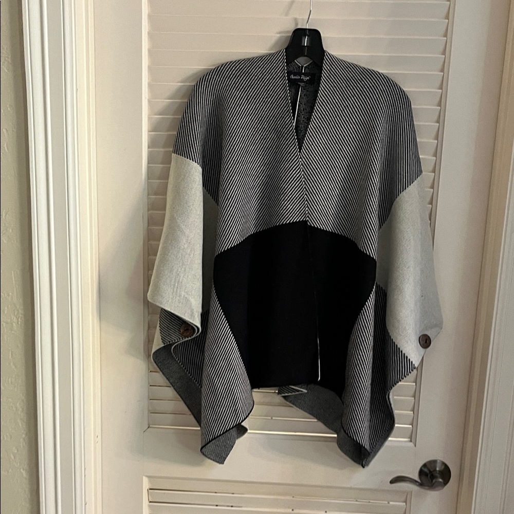 Black and Gray Women's Wrap